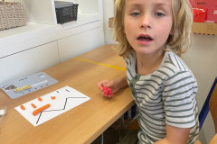 Chlapec pracuje s modelínou.