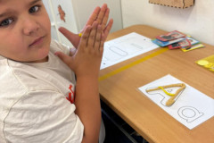 Chlapec pracuje s modelínou.