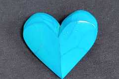 Modré dřevěné srdíčko.