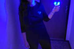 Paní ředitelka s modrým světýlkem.