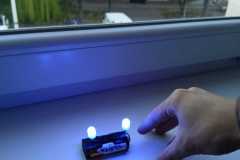 Instalace modrých světýlek na parapety.