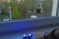 Instalace modrých světýlek na parapety.