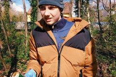 Chlapec drží plechovku.