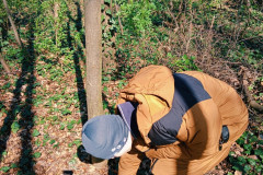 Chlapec sbírá odpadky.