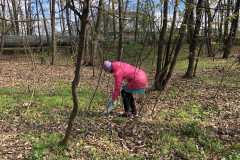 Dívka sbírá odpadky.