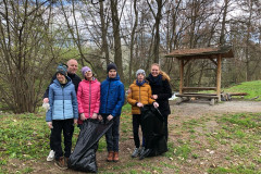Třída při úklidu okolí školy.
