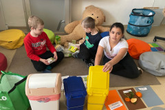 Žáci ve třídě probírají třídění odpadu.