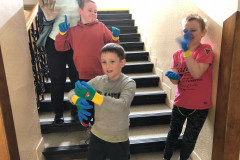 Žáci si dávají rukavice na sbírání odpadků.