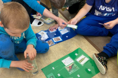 Žáci ve třídě probírají třídění odpadu.