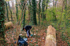 Chlapec sbírá odpadky.