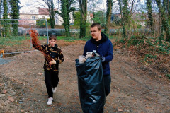 Chlapci dávají odpadky do pytle.