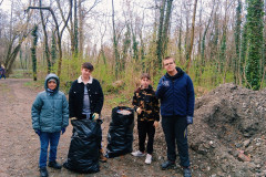 Třída při úklidu okolí školy.