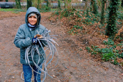 Chlapec sbírá odpadky.