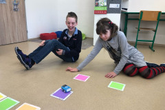 Žáci při práci s robotem.