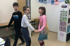 Žáci trénují tanec.