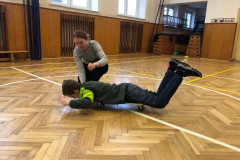 Chlapec v tělocvičně cvičí na gymballu.