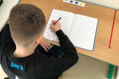 Chlapec pracuje v lavici.