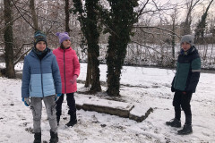 Žáci na zasněžené porcházce.