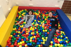 Žáci v kuličkovém bazénu.