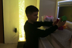 Chlapec ve snoezelenu.