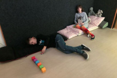 Žáci ve snoezelenu.