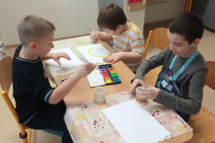 Žáci v lavici při výtvarce.