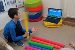 Chlapec hraje na boomwhackers.