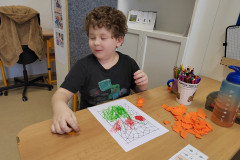 Chlapec v lavici při výtvarce.