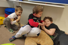 Žáci relaxují na koberci.