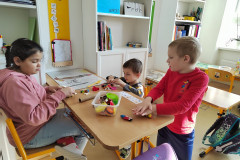 Žáci si hrají v lavici.