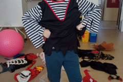 Chlapec v kostýmu během školního karnu.