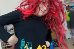 Chlapec v kostýmu během školního karnu.