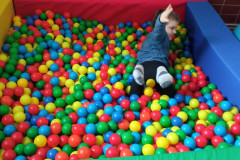 Chlapec v kuličkovém bazénu.