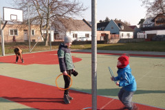 Chlapci hází obručemi.