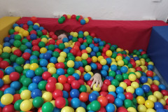 Chlapec v kuličkovém bazénu.