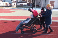 Družina na školním hřišti.