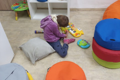 Dívka si hraje s dětskými hudebními nástroji.