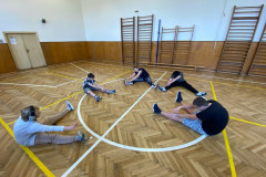 Protahování nohou.