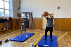 Posilování s medicimbalem.