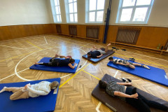 Protahování nohou v leže na břiše.