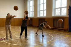 Žáci hází medicimbalem.