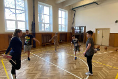 Protahování nohou ve stoje.