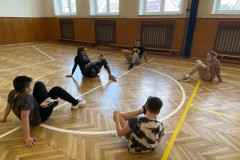 Protahování nohou v sedě.