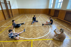 Protahování nohou v sedě.