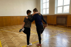 Protahování nohou ve stoje.