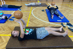 Posilování s medicimbalem.