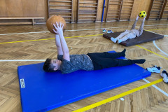 Posilování s medicimbalem.