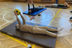 Posilování s medicimbalem.