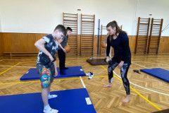 Posilování s činkami.