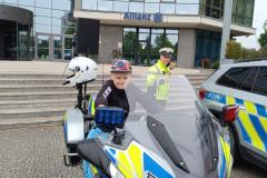 Chlapec na policejní motorce.